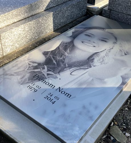 monument funéraire provisoire avec protrait défunt Tellement Là